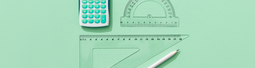 Uma calculadora, uma caneta, um esquadro e um transferidor estão em cima de uma superfície esverdeada 