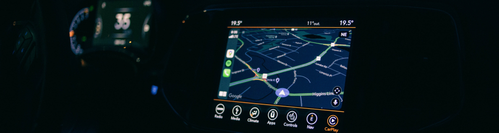 Um painel de automóvel mostrando bem um GPS ligado