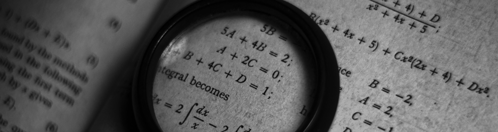 Um livro de matemática com uma lupa em cima