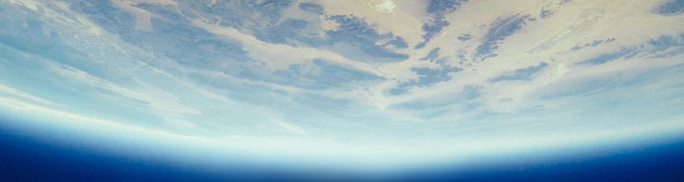 Imagem de uma extremidade inferior do planeta Terra no universo