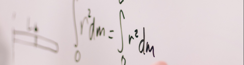 Uma pessoa escrevendo uma expressão matemática em um quadro