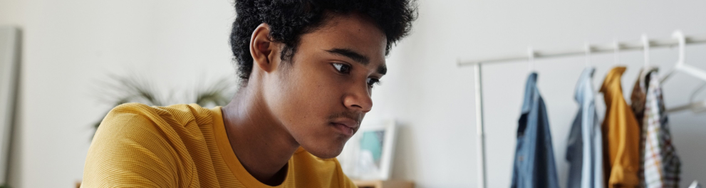 Um jovem usando um tablet