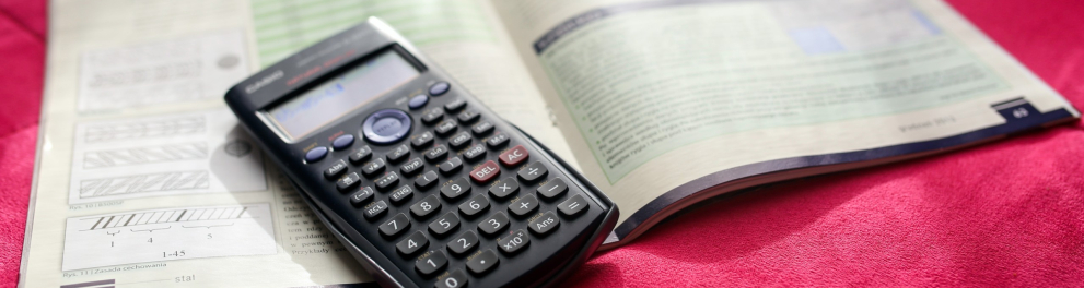 Uma calculadora em cima de livro