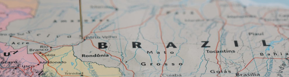 Zoom em uma parte do mapa brasileiro com uma pequena bandeirinha amarela espetada numa divisa do Amazonas com Rondônia