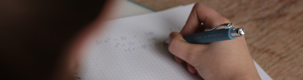 Uma pessoa fazendo anotações em um caderno
