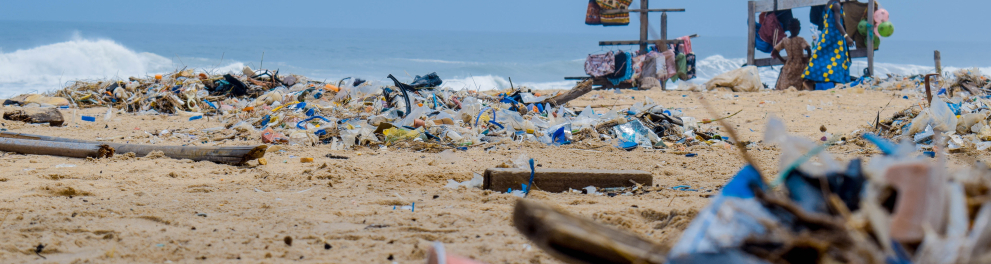 Muito lixo acumulado na areia de uma praia