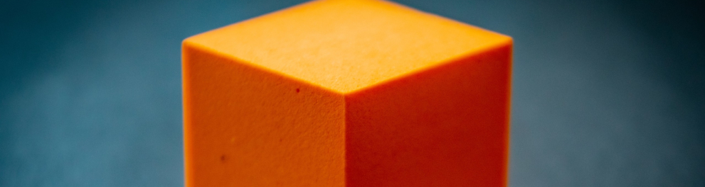 A imagem mostra um bloco laranja