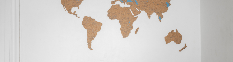 Mapa mundi em uma parede branca