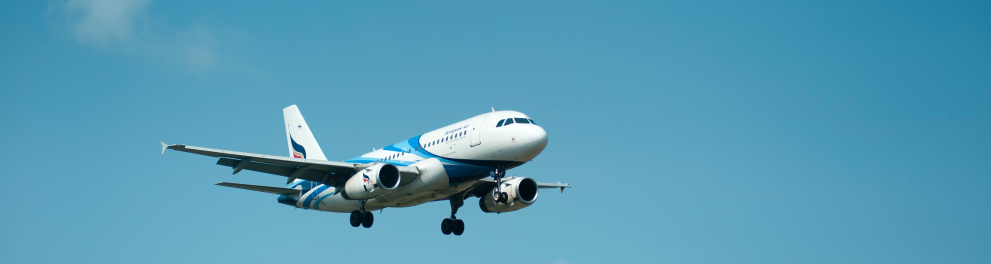 Um avião branco está no ar