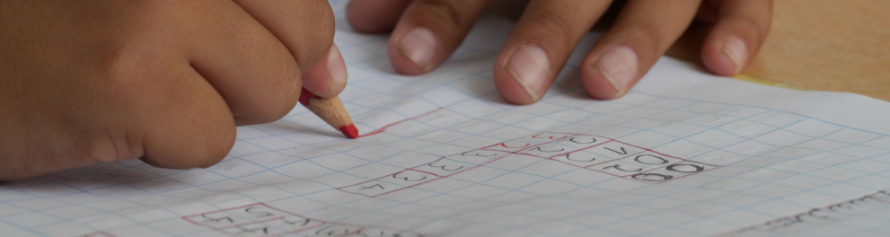 Uma criança fazendo um exercício escolar em um caderno