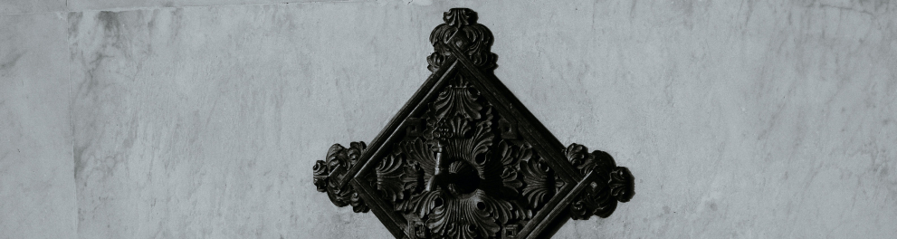 Um azulejo em forma de losango tem uma torneira no seu centro