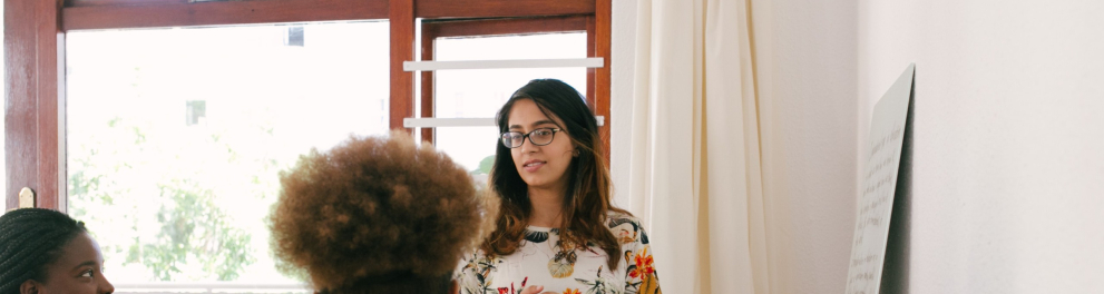 Uma sala de reunião com três mulheres