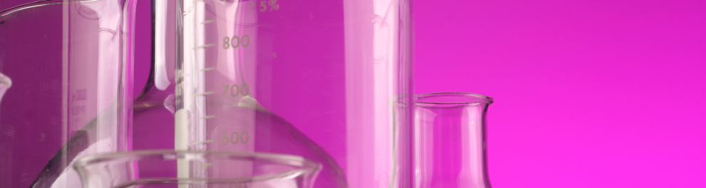 A imagem mostra frascos de laboratório