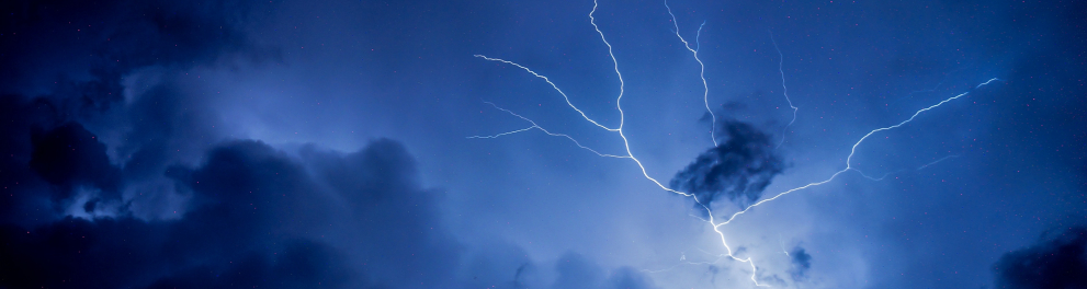 Imagem do céu azul começando a ficar negro com raios aparentes