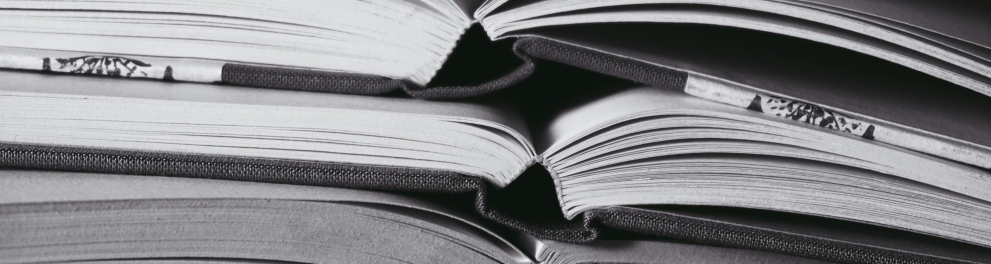 Três livros abertos e empilhados