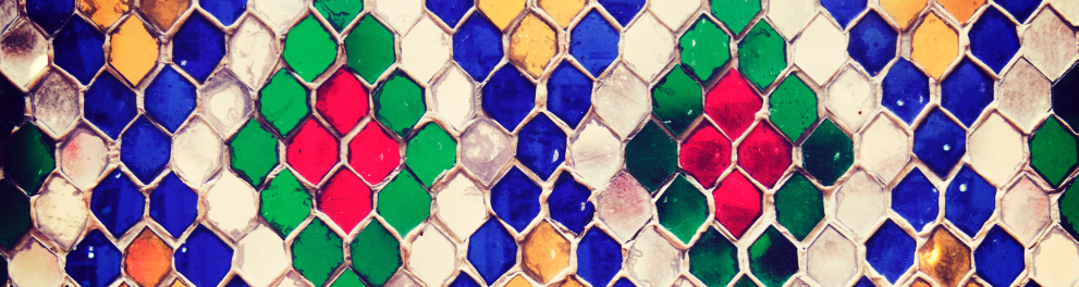 A imagem mostra um mosaico multicolorido