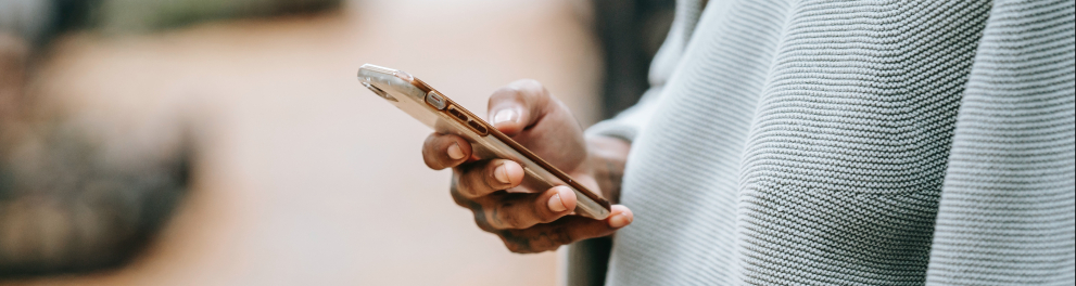 Uma pessoa negra usando um smartphone