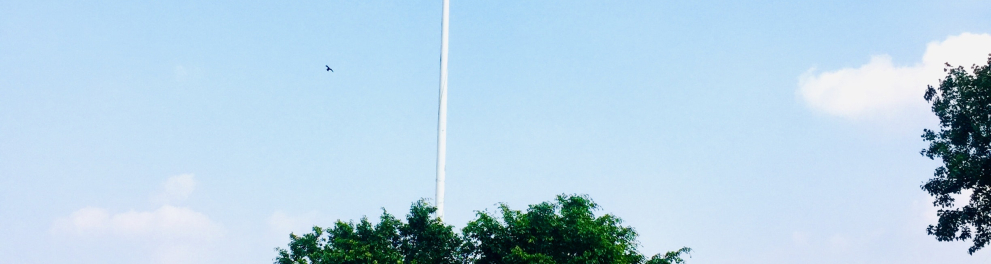 Uma bandeira da Índia está erguida em um mastro bem comprido