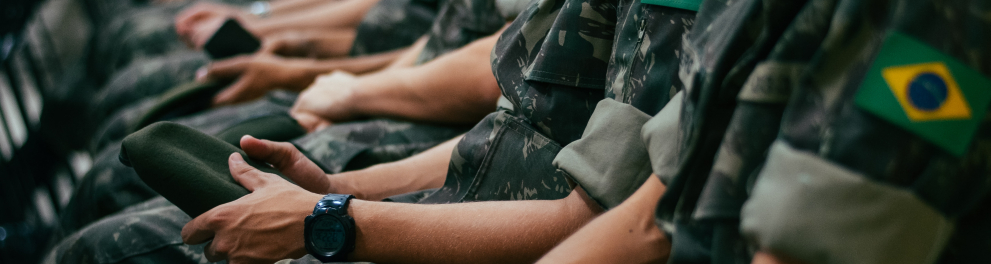 Imagem focando nos uniformes militares de soldados brasileiros, com a bandeira nacional bordada nas mangas esquerdas