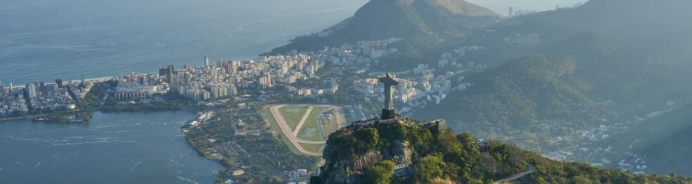 Imagem aérea de parte do Rio de Janeiro, mostrando basicamente o Cristo Redentor