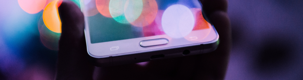 Uma pessoa segurando um smartphone