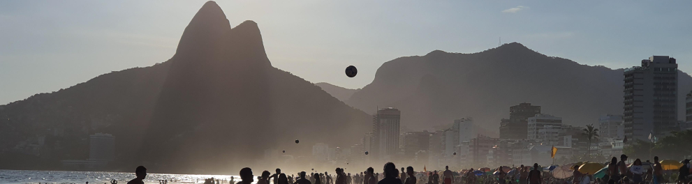 Pessoas jogando altinha em uma praia do Rio de Janeiro