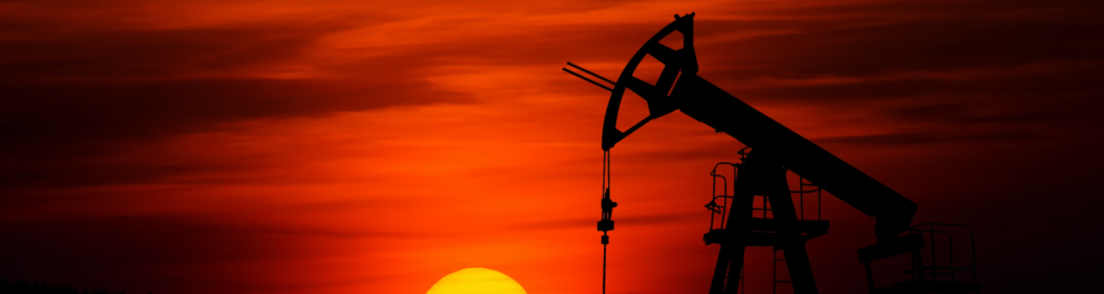 Plataforma de petróleo durante o pôr do sol