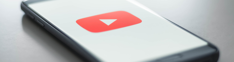 Um smartphone ligado e com o ícone do Youtube na tela