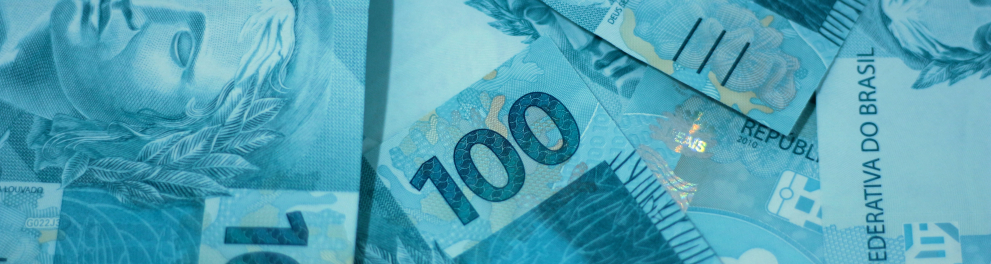 Cédulas de 100 reais amontoadas