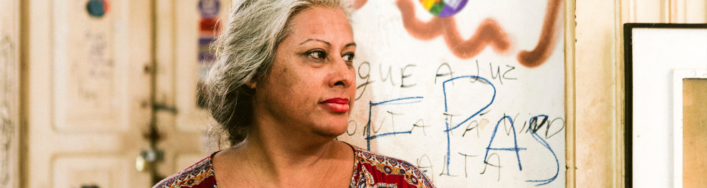 Indianara Siqueira, uma mulher transexual de cabelos compridos e grisalhos