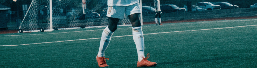 Um jogador de futebol está em campo.