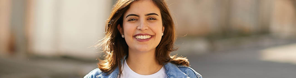 A jovem brasileira Tabata Amaral está sorridente para quem bateu a foto