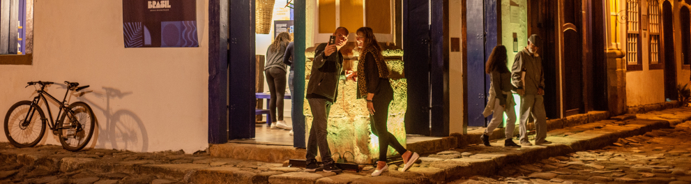 Pessoas fotografando a si mesmas diante da Casa da Cultura de Paraty.