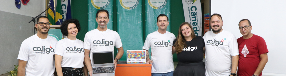 Homens e mulheres com camisa da co.liga posam para foto