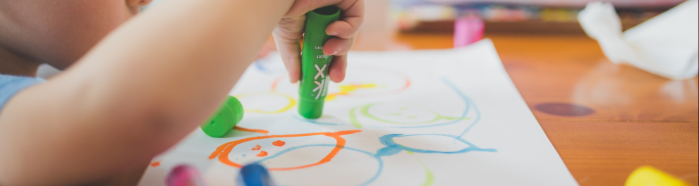 Uma criança desenhando em um papel