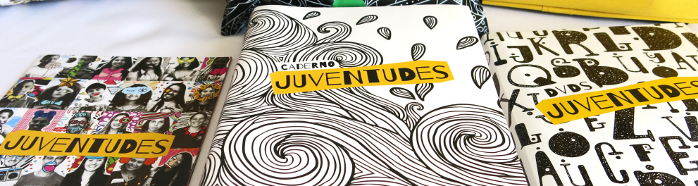 Foto capta livros, cadernos e a maleta, todos com a logo e o título "Maleta Juventudes".