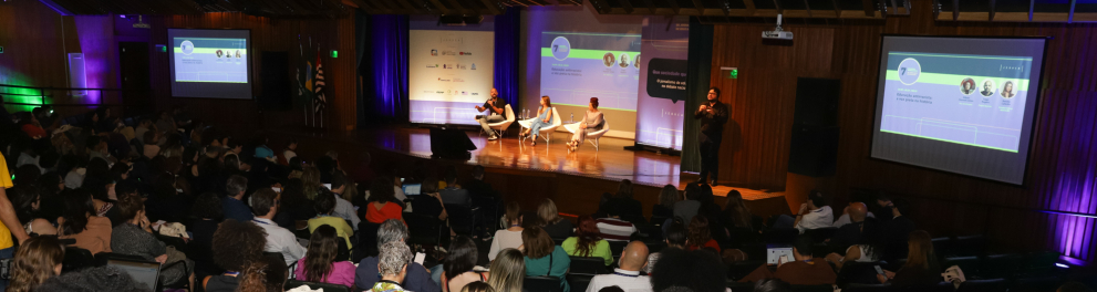 Um auditório com várias pessoas.