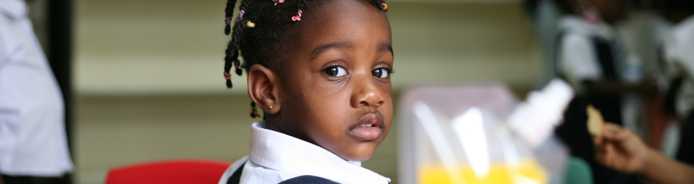 Uma menina negra em uma sala de aula