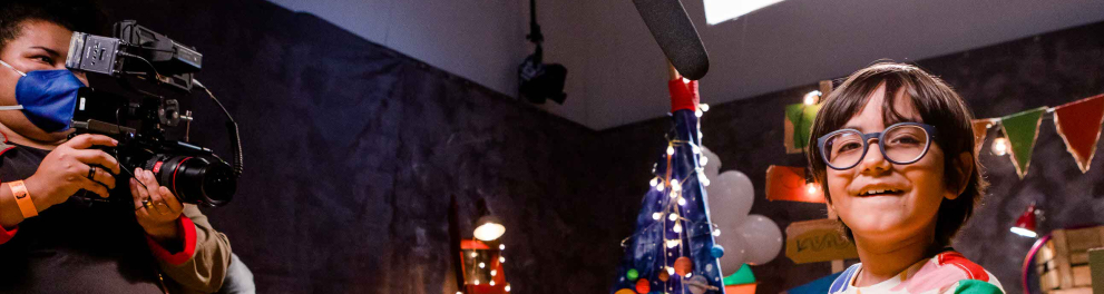 Apresentador do Quintal TV posa para a foto