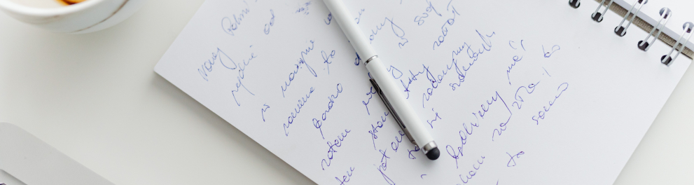Imagem mostra um caderno com texto escrito