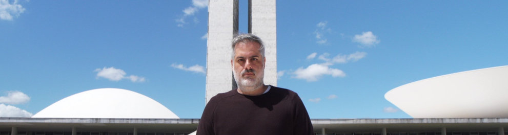 O jornalista André Fran nos bastidores da gravação da terceira temporada da série Meme Explica