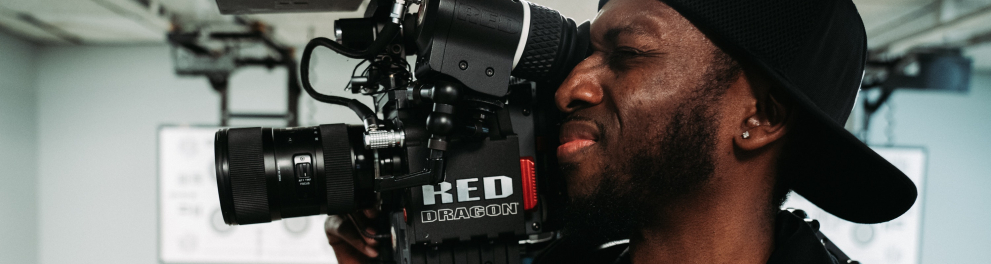 Homem negro segura uma câmera de filmagem