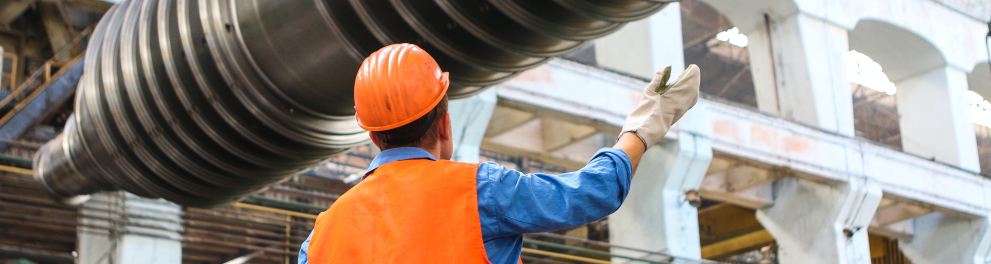 Um homem perto de uma máquina industrial