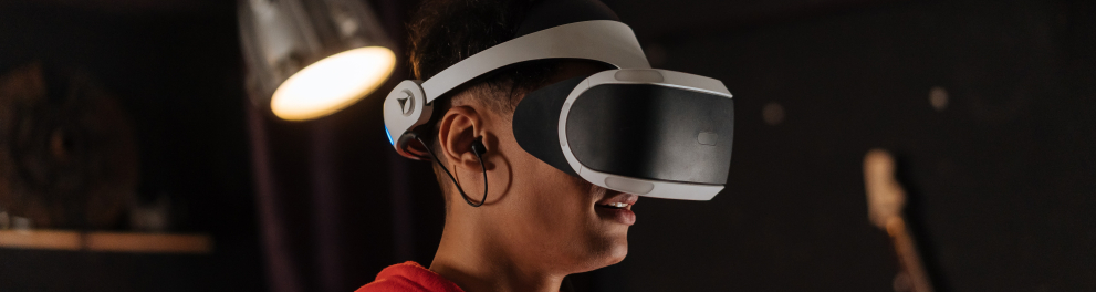 Um rapaz usando um óculos de realidade virtual