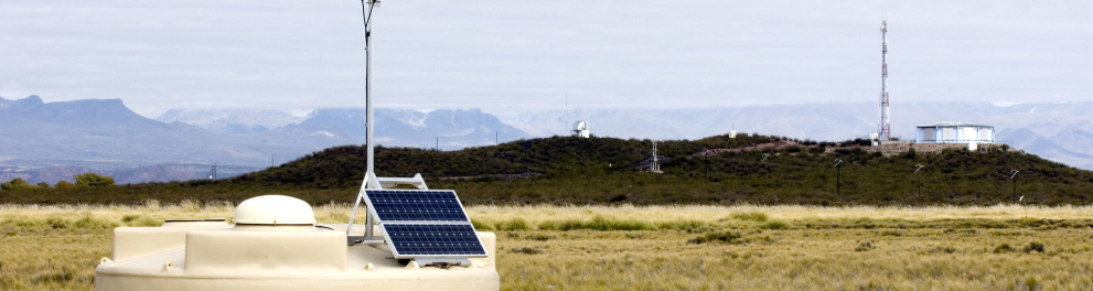 Estrutura circular com antenas está acoplada em uma região plana com grama
