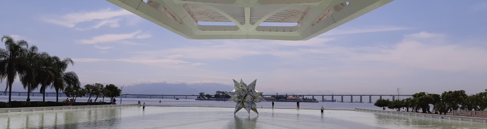Imagem de um espelho d'água, uma estrela prateada no centro e, ao fundo, o céu e o mar.