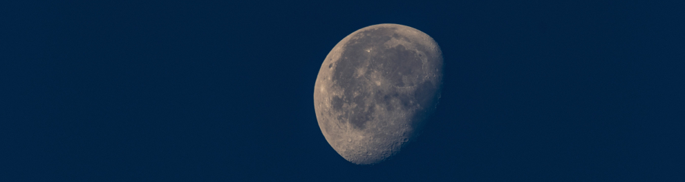 Imagem bem aproximada da lua cheia no céu