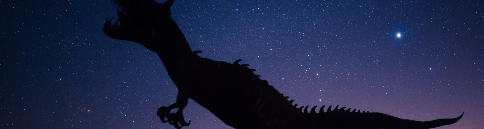 Silhueta de um dinossauro bípede à noite