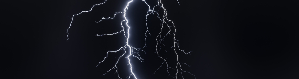 Imagem noturna de raios caindo do céu