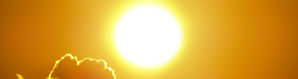 Imagem aproximada do sol bem forte no céu